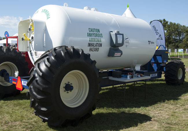 DyTerra 3000 gallon tank and wagon